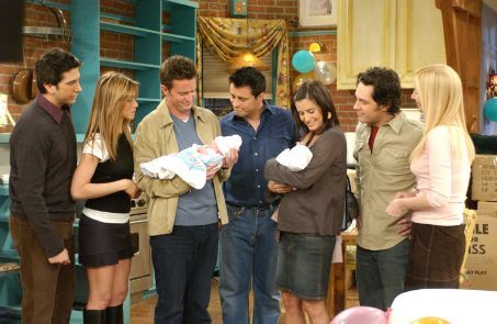 After 10 seasons, the Friends cast in the finale